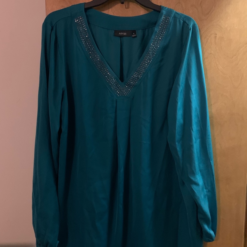 EUC Satiny v-neck top